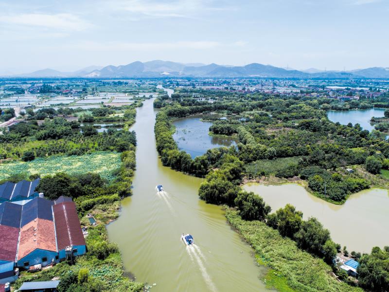 浙江省湖州市东林镇保健村的河道上,河长及工作人员乘船巡河。截至今年6月底,全国31个省份全面建立河长制。 这40年,中国绿色版图不断扩大从12%到21.66%,森林覆盖率几乎翻了一番。 这40年,绿色发展理念根植人心从植树造林绿化祖国到绿水青山就是金山银山,建设美丽中国成为共识。 时光如梭。 40年间,多少波澜壮阔的治山治水、治沙治污的动人故事,多少可歌可泣的追寻绿色、梦圆绿色的英模人物,感天动地,催人奋进。 &ems