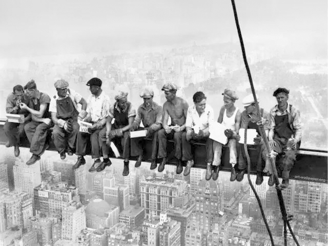 33.查尔斯·艾贝茨：摩天大楼上的午餐，1932年.jpg