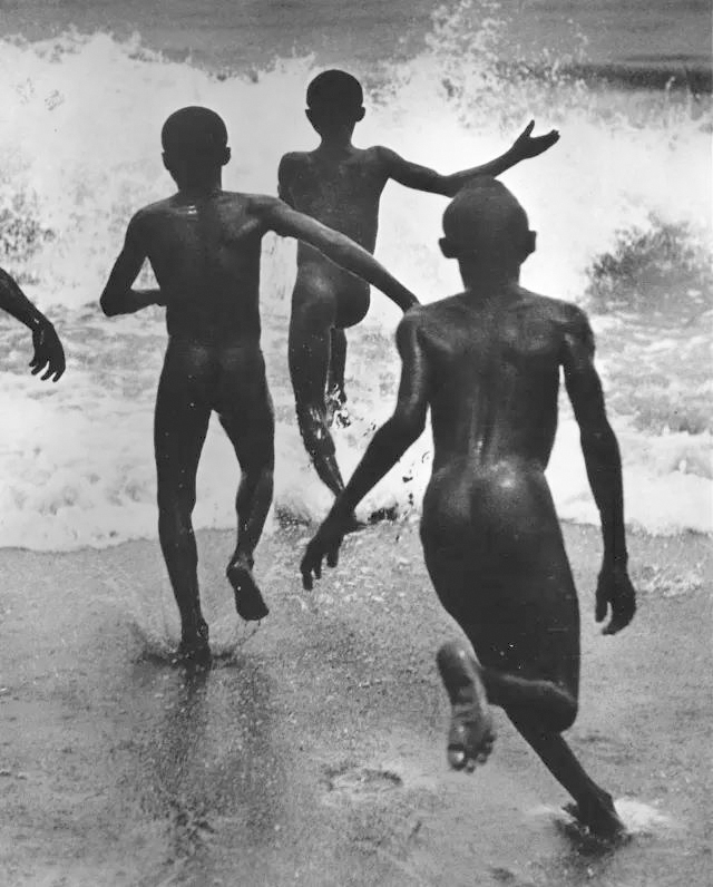 7.马丁·芒卡西：坦噶尼喀湖边逐浪的男孩，1932年.jpg