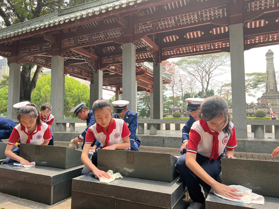 城厢区筱塘小学学生和森林消防救援官兵细心擦拭烈士墓碑.jpg