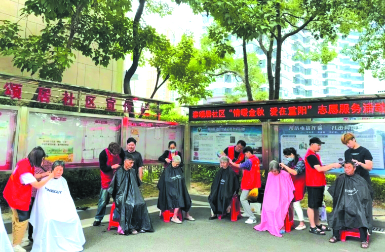 在义剪区，志愿者们根据要求细致地为老人修剪头发.jpg